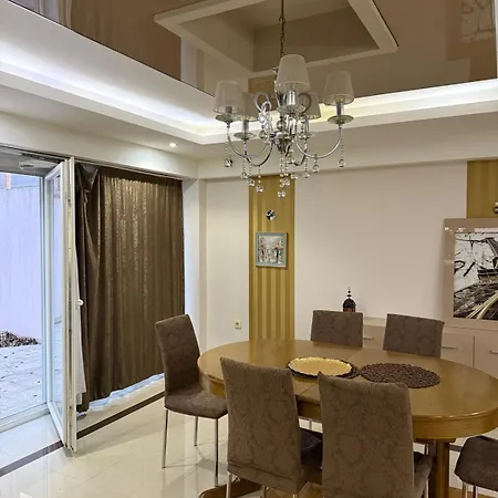 Spacious 2br Garden With Parking * 스코페