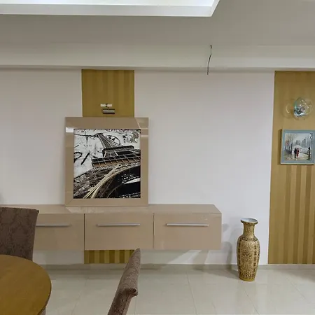 아파트 Spacious 2br Garden With Parking *