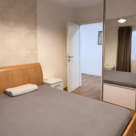 Spacious 2br Garden With Parking 스코페