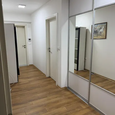 Spacious 2br Garden With Parking 아파트 *