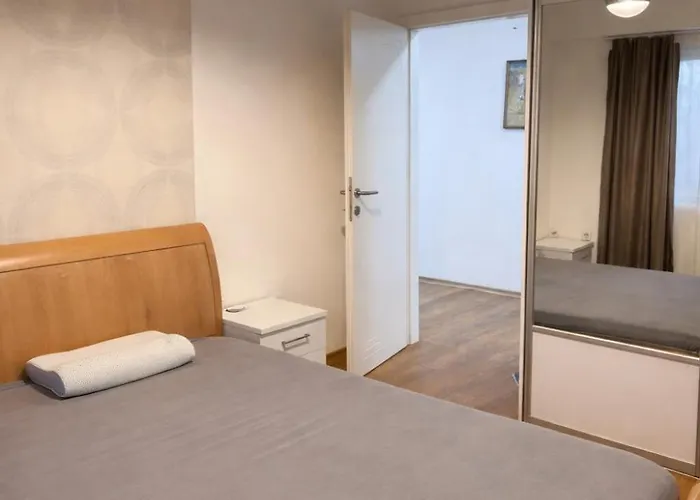 Spacious 2br Garden With Parking 스코페